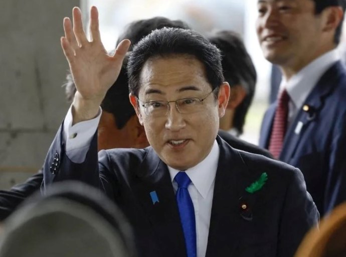 Primeiro-ministro do Japão é retirado às pressas de evento após explosão