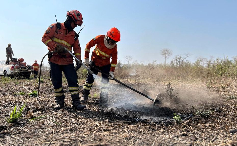 Corpo de Bombeiros extingue dois incêndios florestais e combate 24 nesta segunda-feira,25