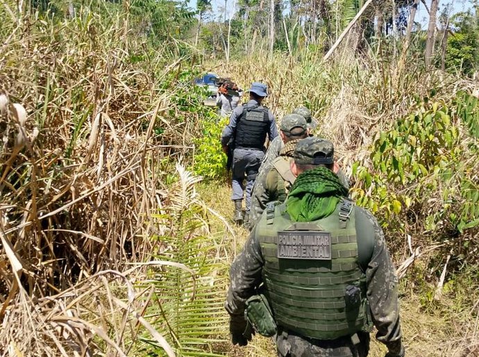 Polícia Militar fecha área de desmatamento ilegal em fazenda e prende três homens