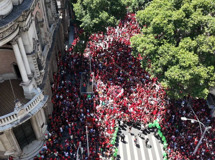 Flamengo desembarca no Rio e torcida faz festa para receber jogadores