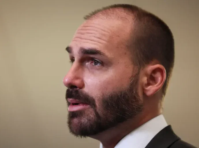 Após negar, Eduardo confirma ter assinado contrato de gestão financeira de filme de Bolsonaro; entenda