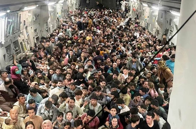 Avião militar dos EUA decola de Cabul com 640 afegãos a bordo