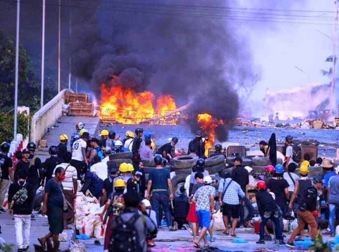 Mianmar: 5 morrem em protestos, e junta militar reprime críticos online