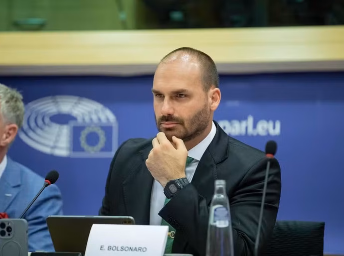 Moraes rejeita pedido de adiamento e mantém julgamento de Eduardo Bolsonaro nesta terça