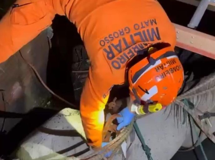 Corpo de Bombeiros resgata cavalo que caiu em poço de residência em Várzea Grande