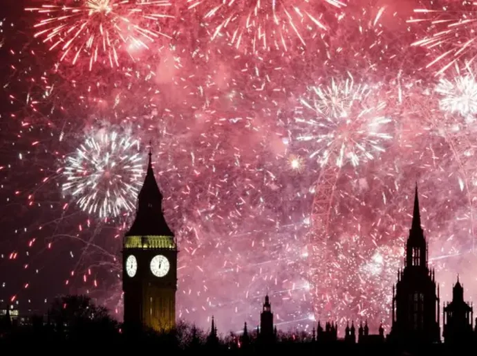 Finalmente chegou 2026 em todos os lugares - fogos de artifício, drones e mergulhos no mar dão as boas-vindas ao novo ano