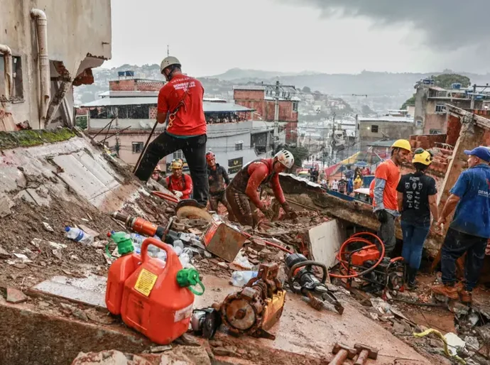 'Vi pessoas presas dentro de casa pedindo por socorro': os relatos de moradores das cidadas arrasadas pela chuva em Minas Gerais