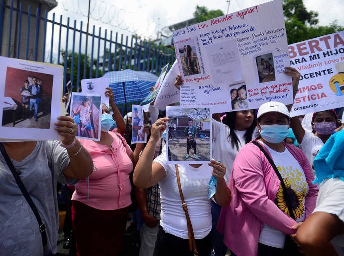El Salvador: o inferno dos inocentes mandados para a prisão por uma ligação anônima