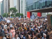 Manifestantes ocupam a Paulista e pedem justiça pela morte do cão Orelha