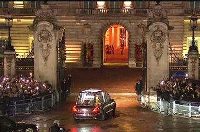 Caixão da rainha chega ao Palácio de Buckingham; multidões acompanham trajeto do carro fúnebre