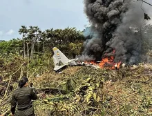 Avião da Força Aérea Colombiana com 128 pessoas a bordo cai na fronteira com o Peru e deixa ao menos 66 mortos