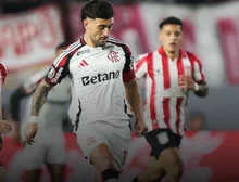 Rossi se redime, Flamengo bate Estudiantes e vai à semi da Libertadores
