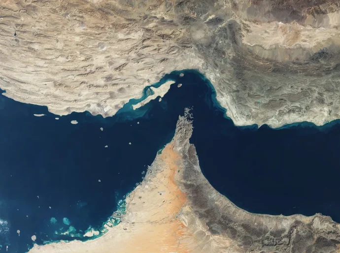 Irã: Navios podem passar por Ormuz se coordenarem com sua Marinha