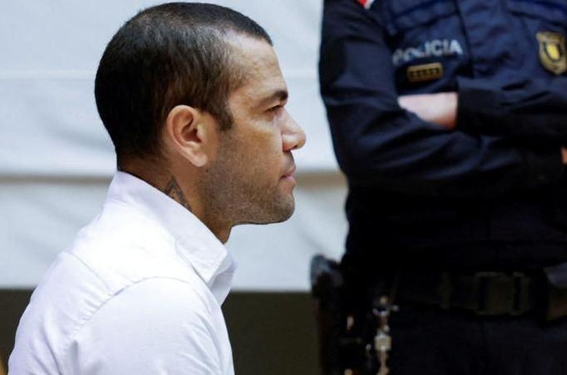 As razões da Justiça da Espanha pra liberar Daniel Alves da cadeia sob fiança de 1 milhão de euros