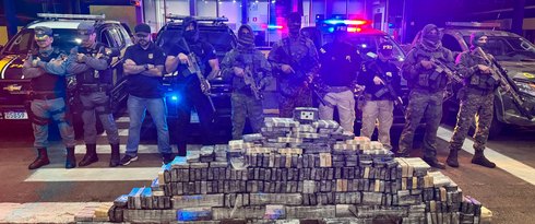Veja Fotos e Vídeo: Forças policiais apreendem 350 quilos de cocaína em compartimento falso de caminhão frigorífico e prendem homem de 52 anos