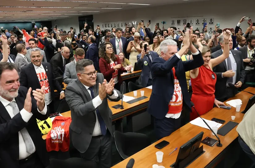 Comissão aprova relatório de PEC que acaba com escala 6X1