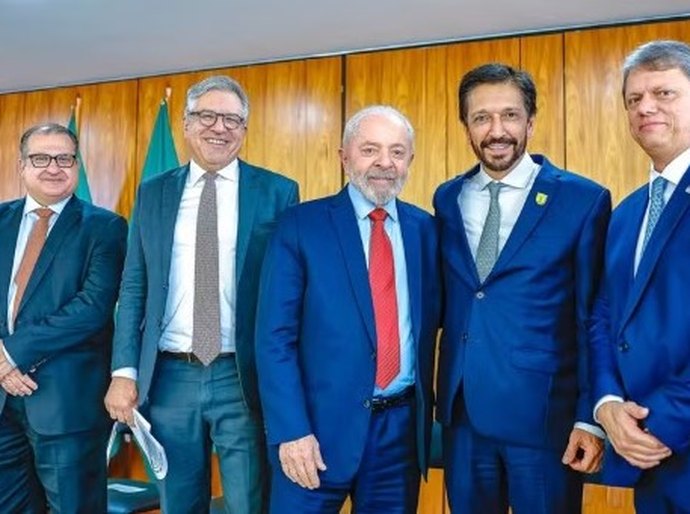 Lula reúne Tarcísio e Nunes no Planalto para assinatura de financiamento de obras em SP