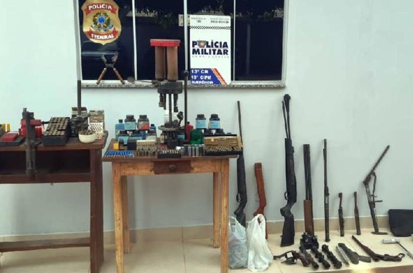 Ação integrada prende pai e filho com arsenal de armas e munições em Querência