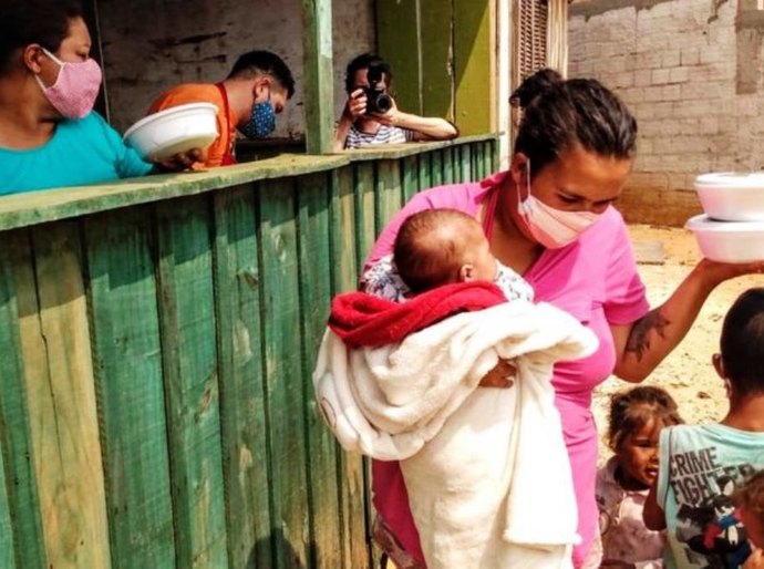 Consumo de pé de galinha em alta e outros 5 dados que revelam retrato da fome no Brasil