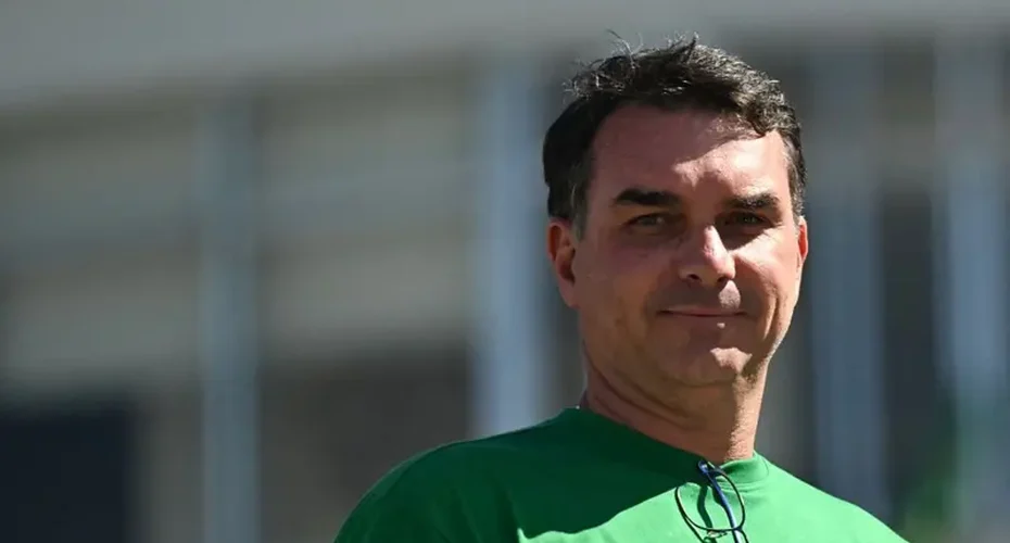 Jair Bolsonaro escolhe o filho Flávio para disputar a Presidência - a quem decisão agrada e desagrada?