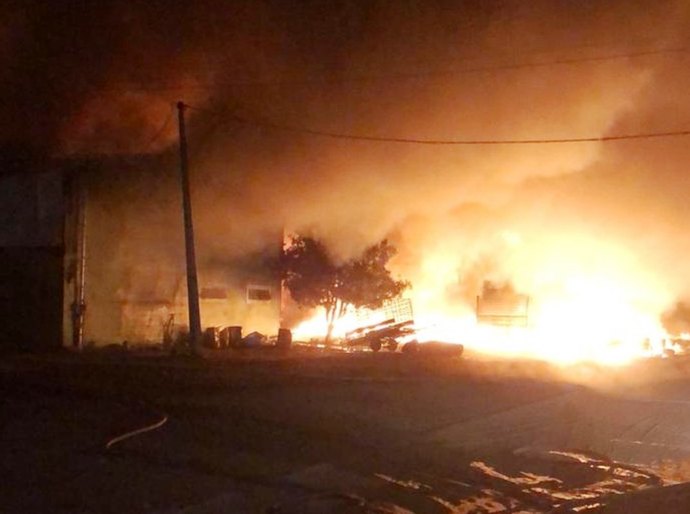 Mulher de 52 morre em Cuiabá durante incêndio em indústria de reciclagem