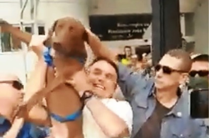 Veja Fotos e Vídeo: Em Sinop, Bolsonaro é ovacionado, cumprimenta apoiadores e levanta cão como símbolo da vitória
