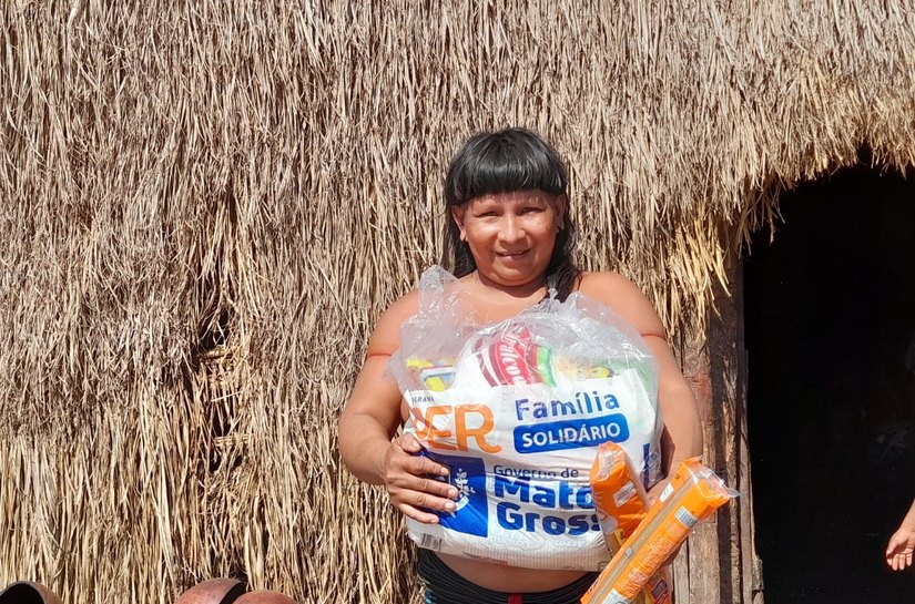 Indígenas da etnia Enawenê-nawê recebem alimentos e cobertores do programa SER Família Indígena
