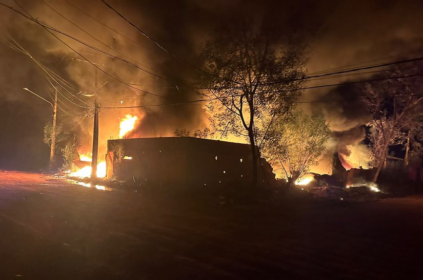 Corpo de Bombeiros combate incêndio em galpão de empresa em Várzea Grande