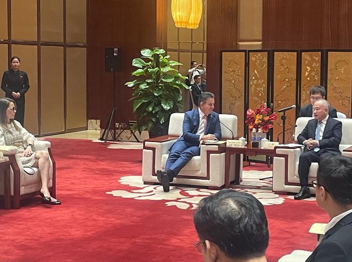 Prefeito de Haikou defende ampliar cooperação e abertura de mercado para empresas