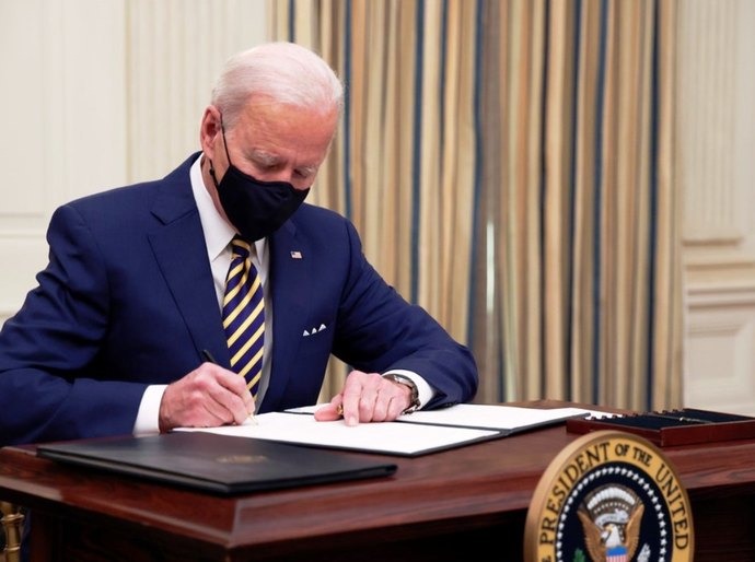 Biden assina medidas para combater efeitos da pandemia na economia dos Estados Unidos