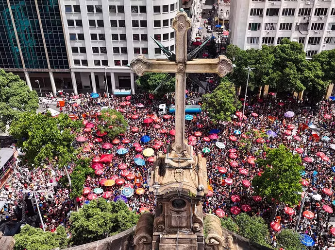 Blocos Fogo e Paixão, Cordão do Boitatá, Chora Me Liga e Suvaco do Cristo reúnem foliões nas ruas do Rio