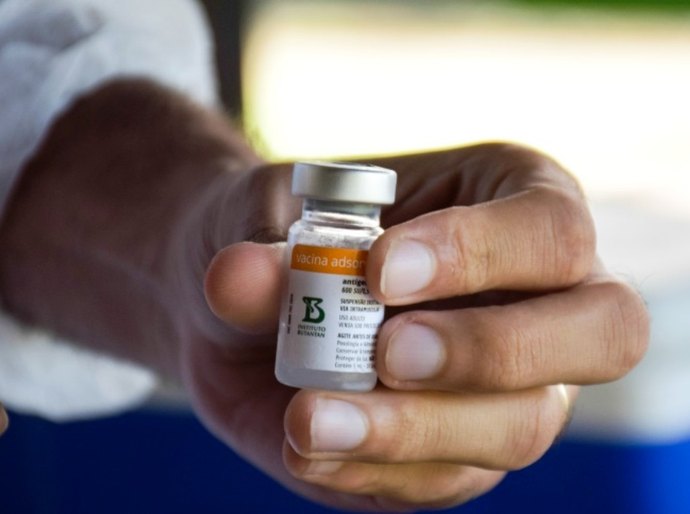 Coronavac: terceira dose amplia em 20 vezes o nível de anticorpos, diz pesquisador
