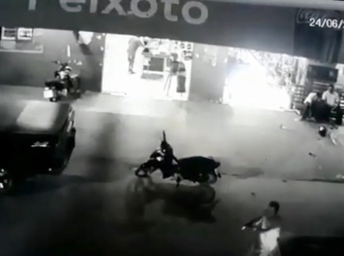 Veja Foto e Vídeo: Atiradores executam comerciante em frente a Supermercado, mas, são surpreendidos, baleados e mortos no local