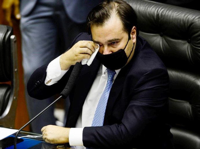 Maia se emociona em despedida da presidência da Câmara: 'As brigas passaram'