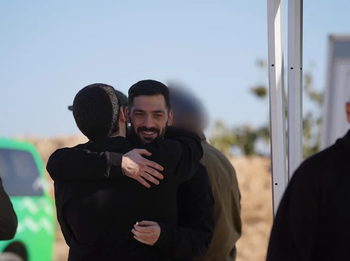 Primeiros reféns do Hamas chegam a base militar em Israel após serem soltos