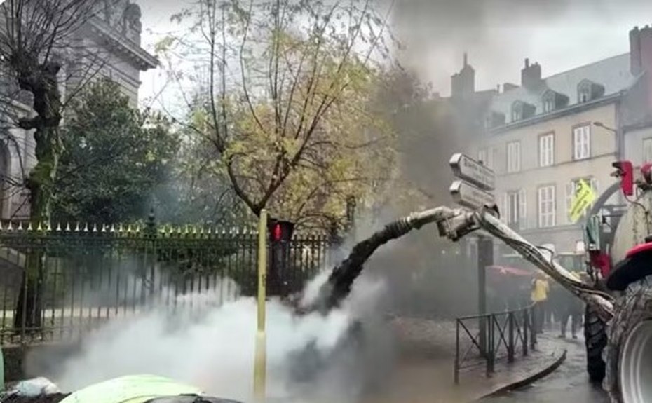 Tanques de vinho esvaziados, despejo de estrume nas ruas: agricultores franceses protestam pelo 3º dia seguido contra acordo da UE com Mercosul