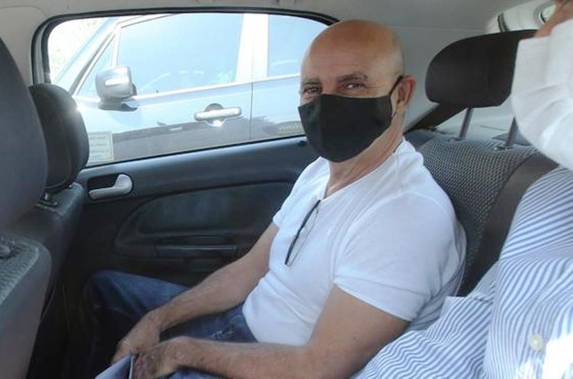 Mandados de prisão de Fabrício Queiroz e da mulher dele são expedidos
