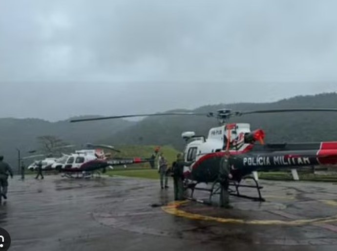 Bombeiros resgatam corpos de vítimas de queda de helicóptero em SP