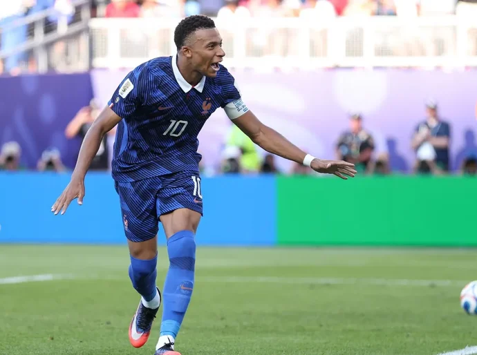 Mbappé marca, França supera retranca do Paraguai e vai às quartas da Copa