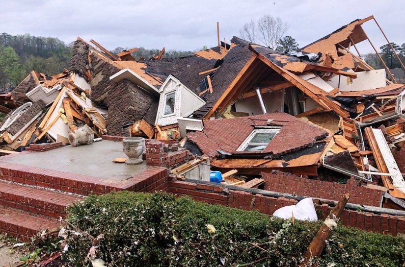 Tornado nos EUA deixa feridos e danos em cidades do Alabama