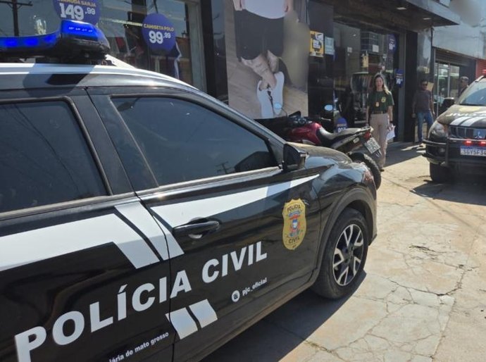 Polícia Civil apreende milhares de peças de roupas falsificadas em outlets de Cuiabá e Várzea Grande