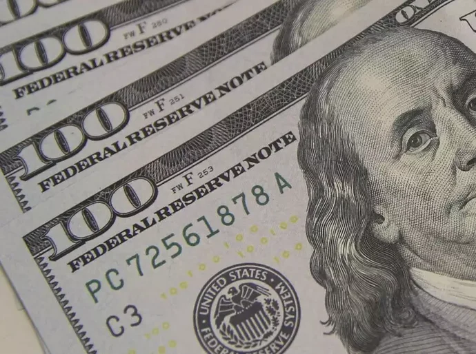 Dólar cai e fecha a R$ 4,97 em meio a incertezas sobre acordo entre EUA e Irã; Ibovespa avança