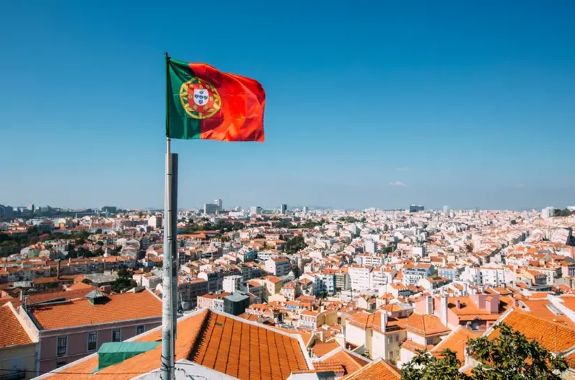 Portugal vai notificar milhares de imigrantes, incluindo brasileiros, para que deixem o país