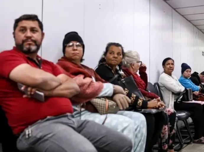 IA vai decidir sua vez na fila do SUS? Propostas de candidatos da esquerda à direita não são simples de implementar