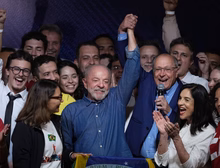 Os brasileiros votaram 'para garantir a democracia', afirmou Lula em seu discurso de vitória