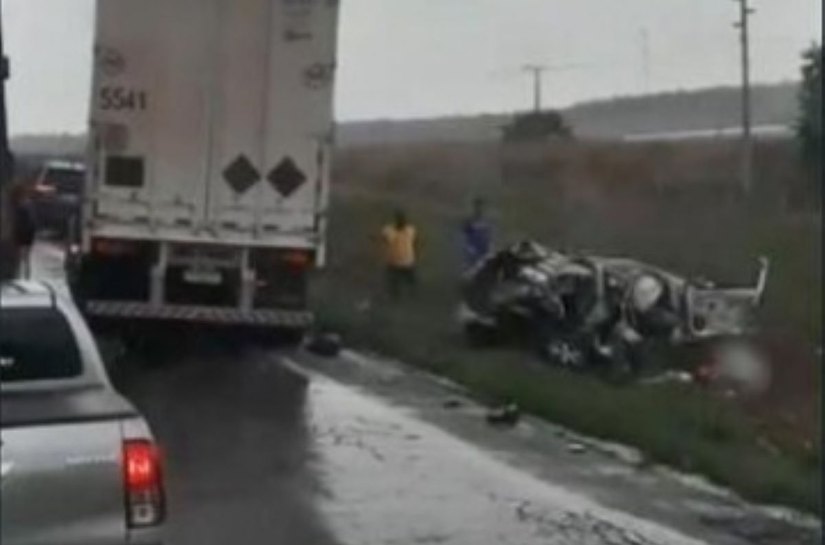 Veja Foto e Vídeo: Acidente entre carreta scânia e veículo ônix na BR 163 mata 5 e deixa um ferido