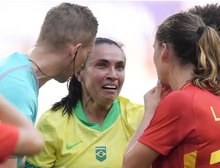 Marta é expulsa, Brasil perde para a Espanha e aguarda outros jogos para saber destino
