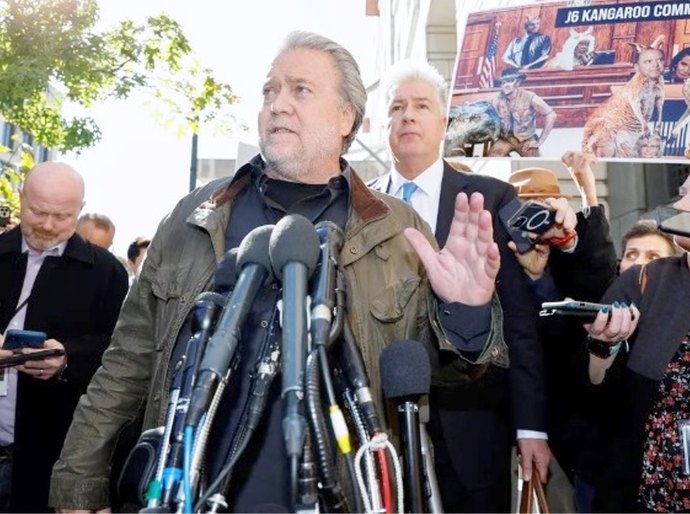Steve Bannon, ex-estrategista de Trump, é condenado a 4 meses de prisão por não colaborar na investigação sobre a invasão ao Capitólio