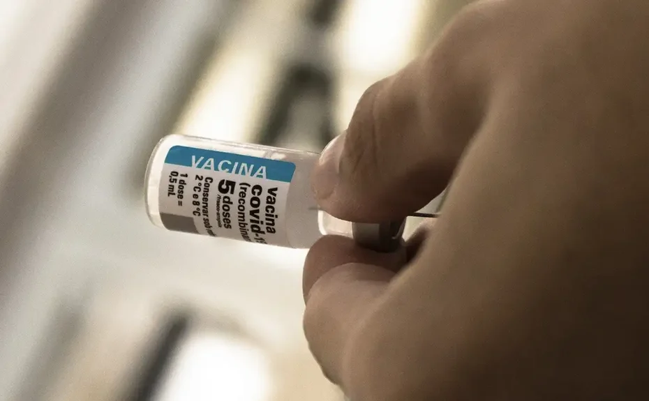 Após cinco anos de vacinação, covid recua, mas ainda preocupa