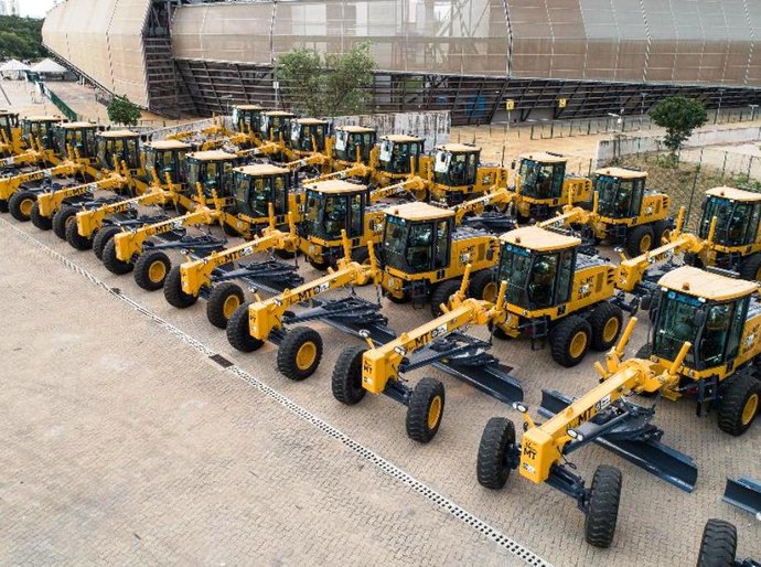 Governo entrega máquinas e equipamentos para manutenção de rodovias a prefeituras, consórcios e associações